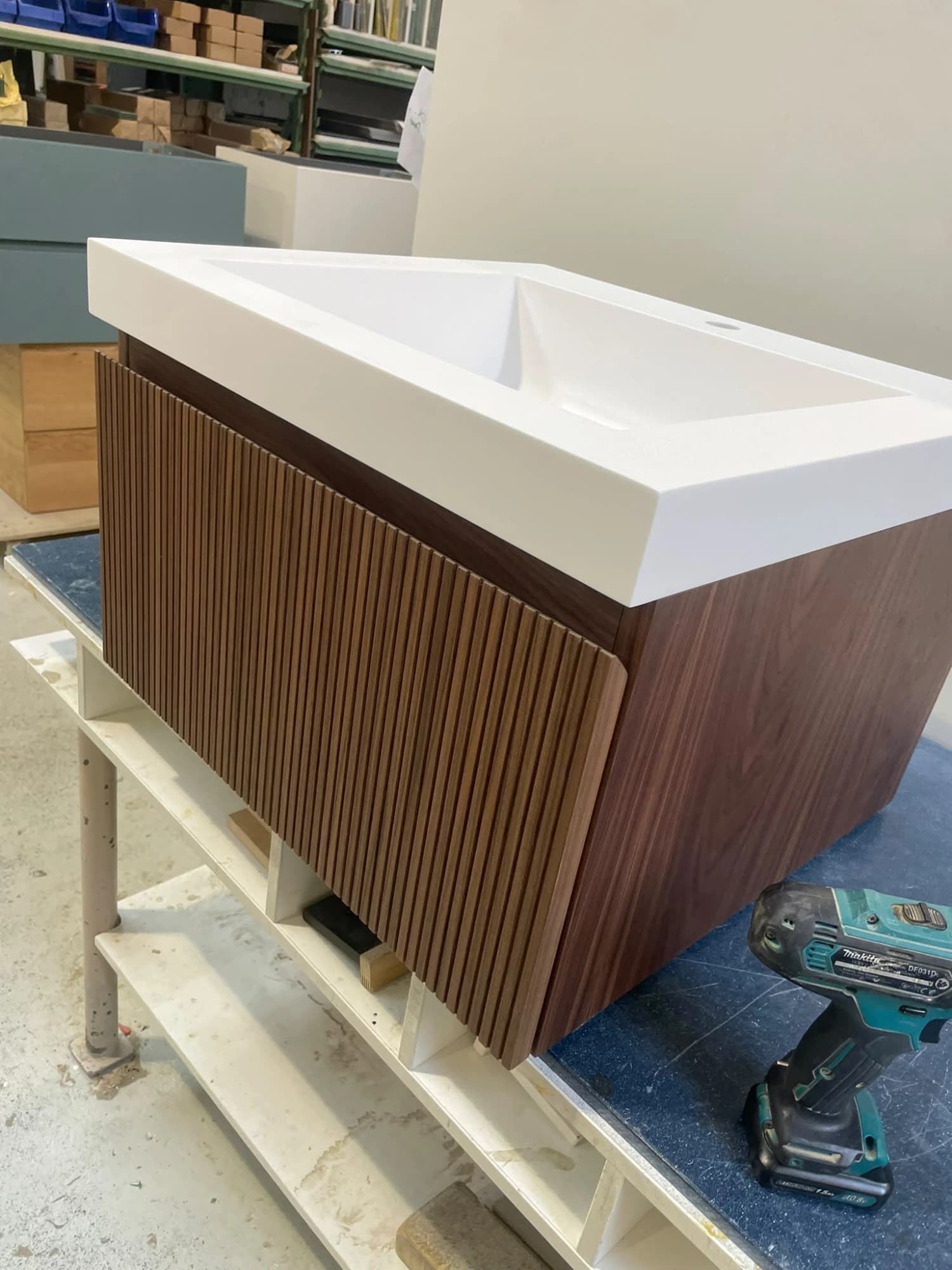 Corian-Waschtisch auf Rillenfront