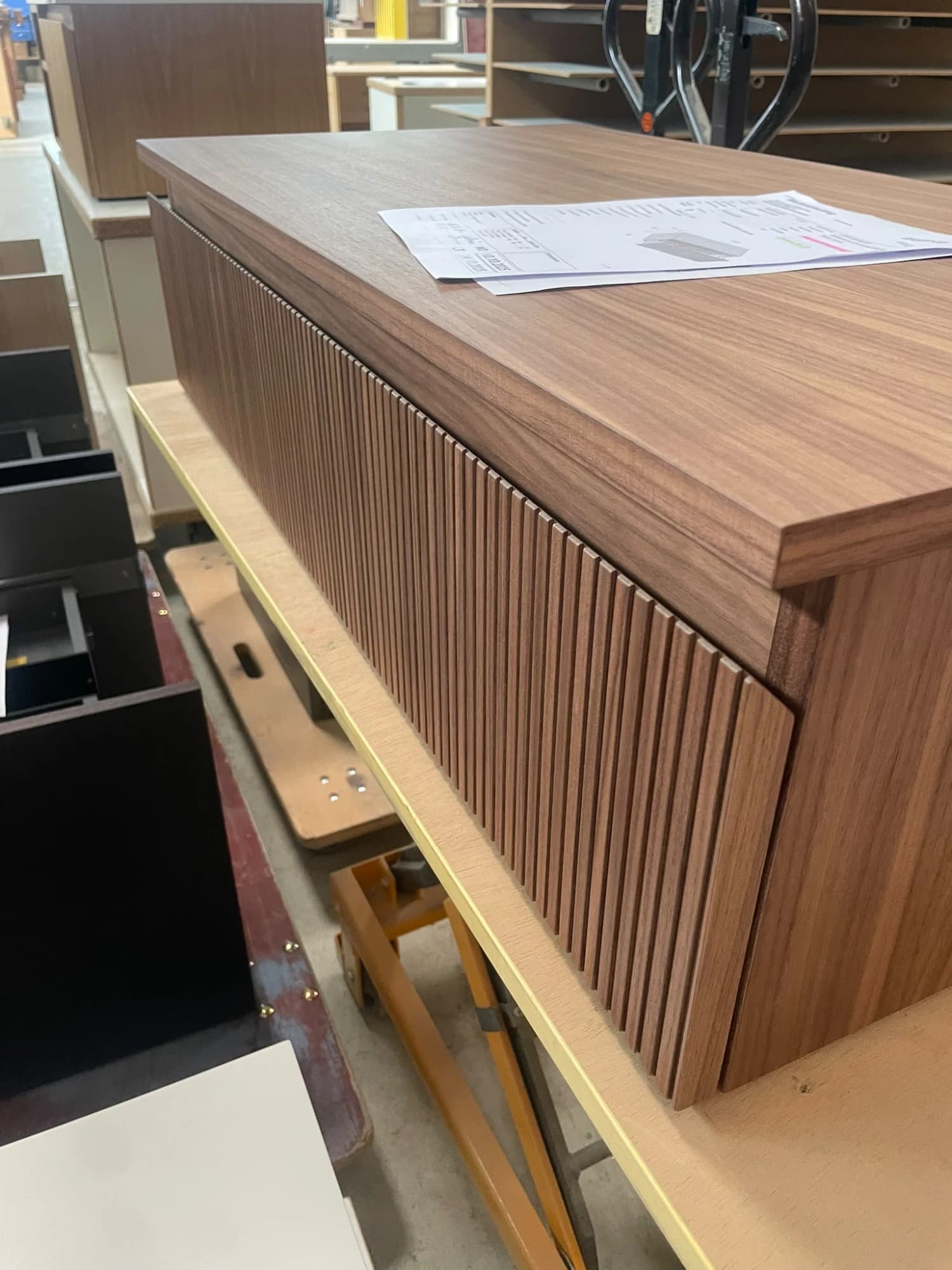 Badezimmermöbel mit Rillenfront