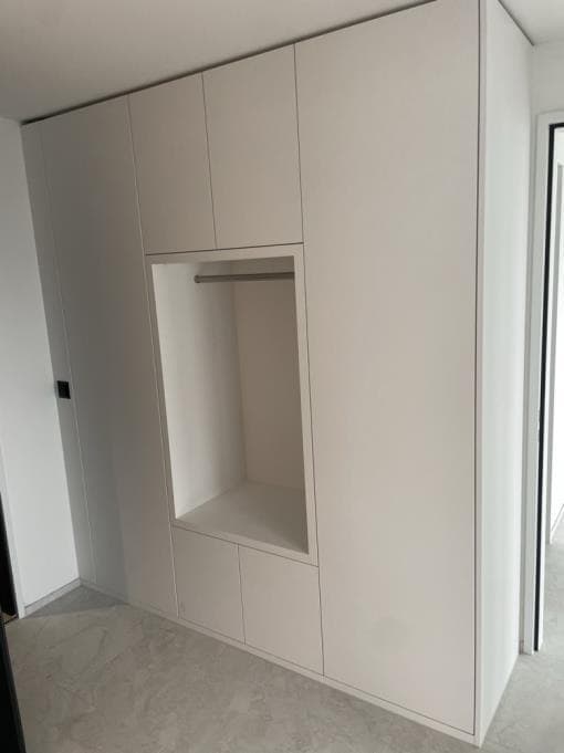 Einbauschrank mit offener Garderobe