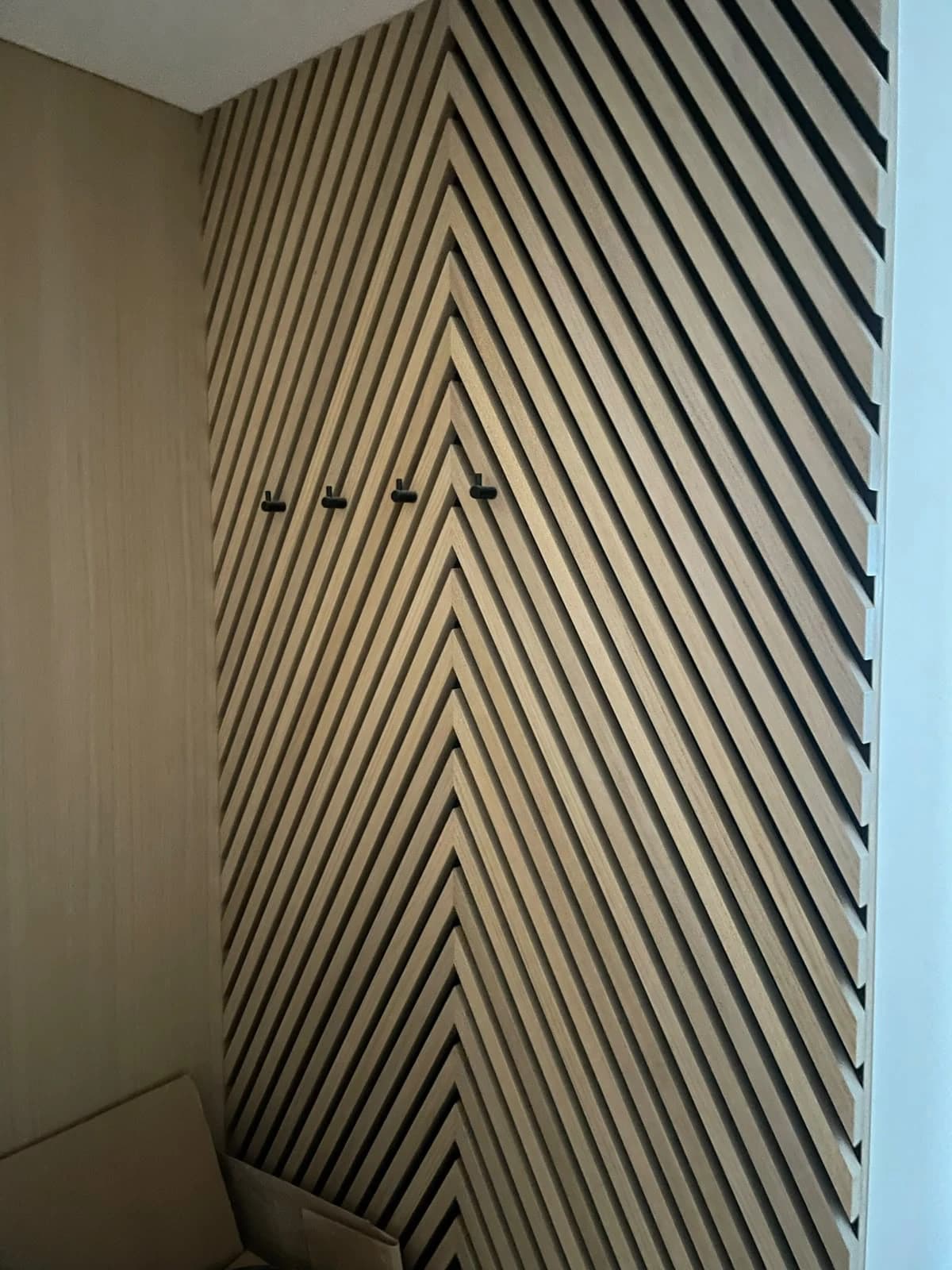 Lamellenwand im Fischgrätmuster