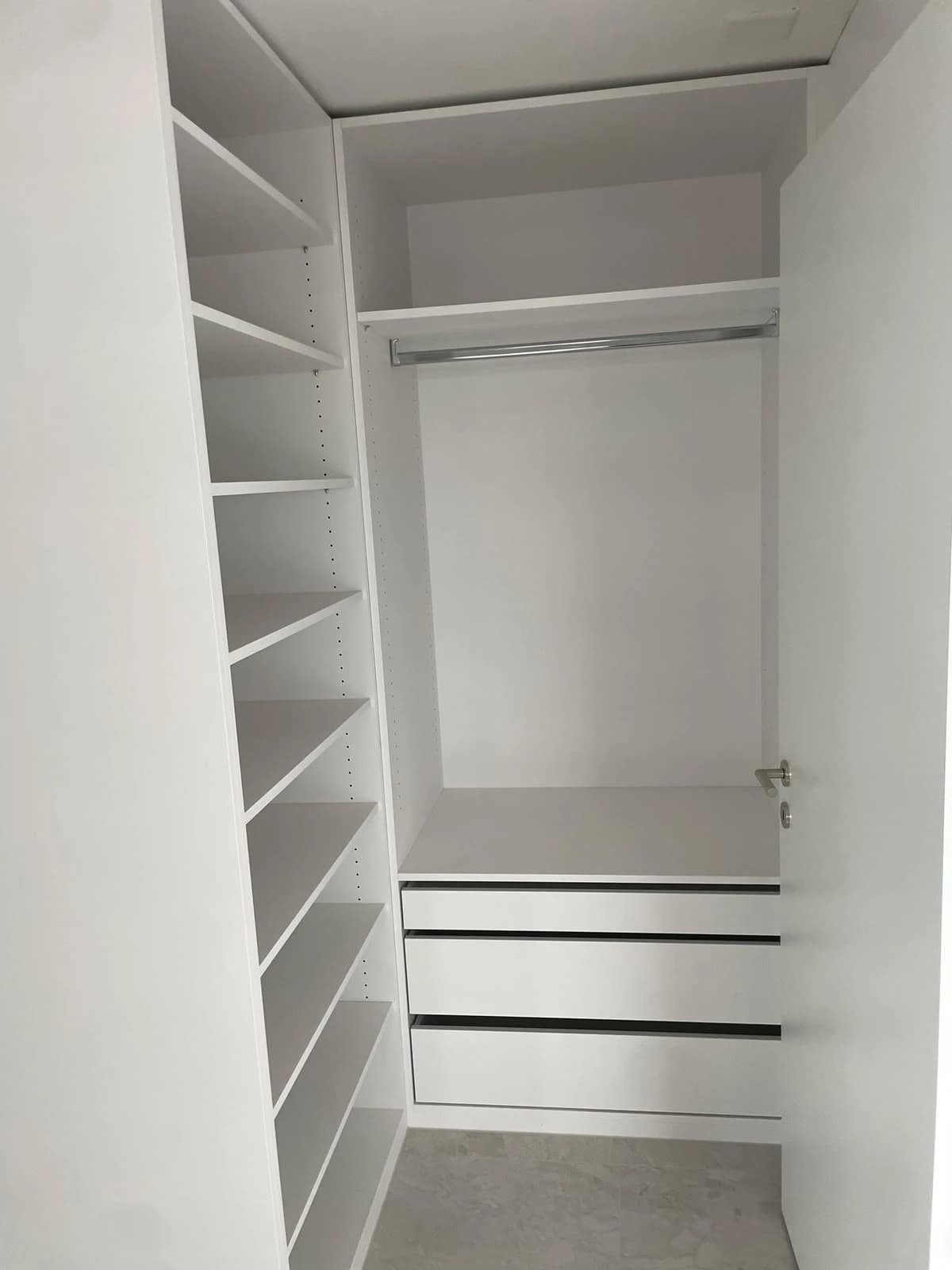 Begehbarer Schrank in Weiss